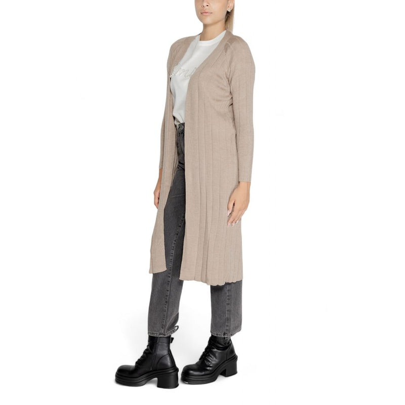 Nur beige Acryl -Strickjacke