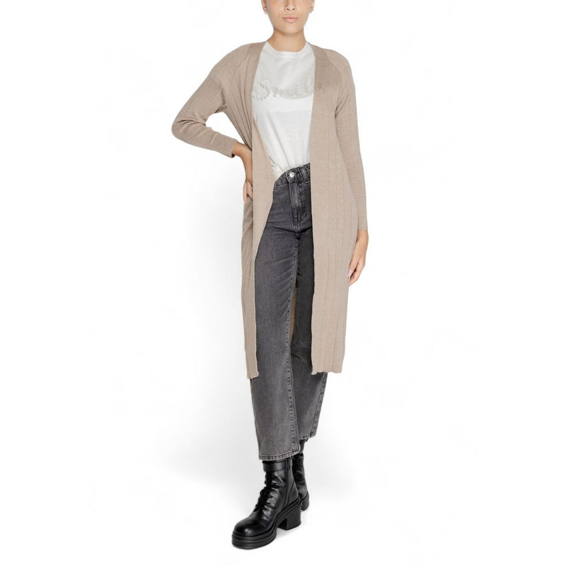 Nur beige Acryl -Strickjacke